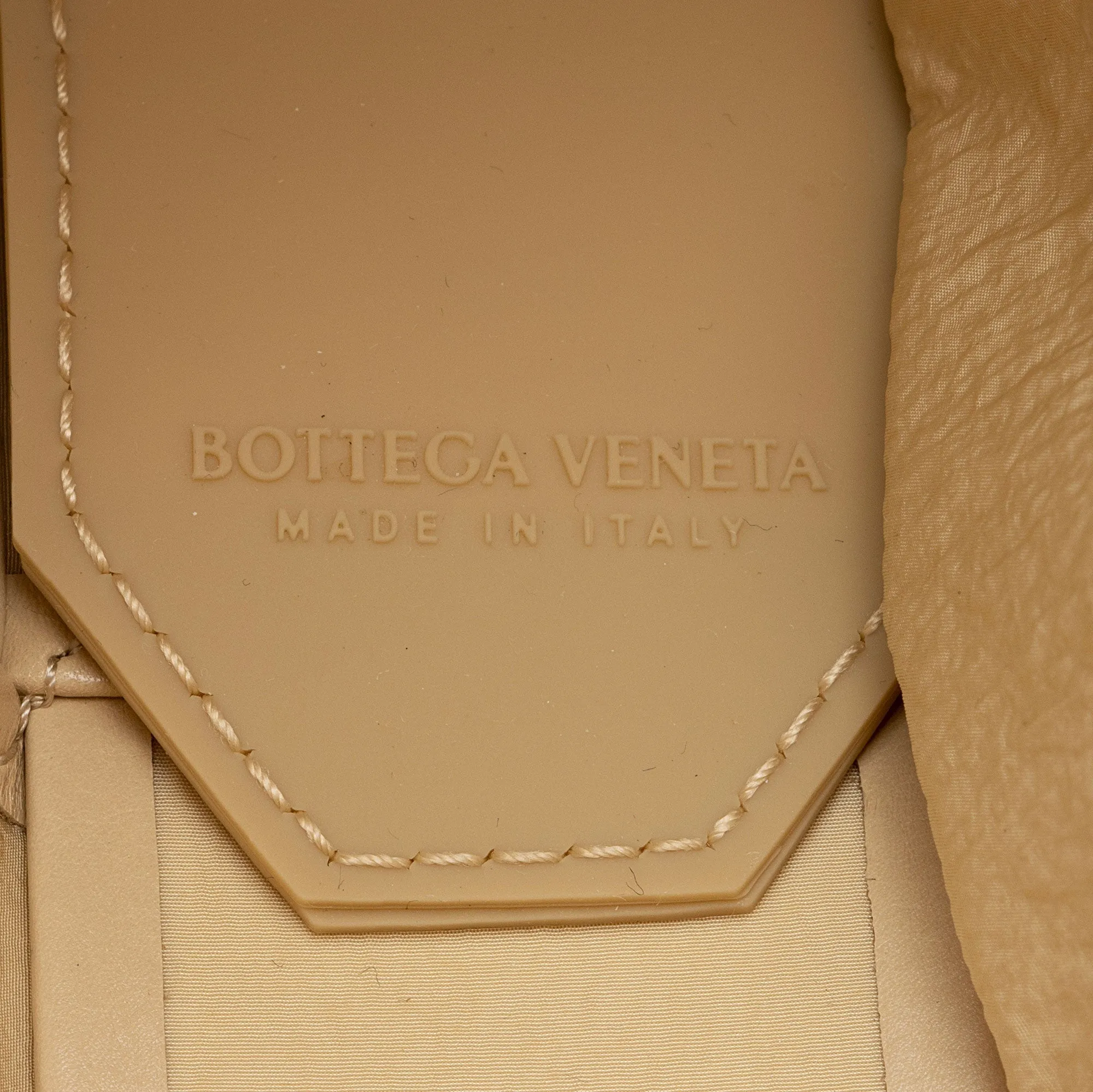 Bottega Veneta Calfskin Cassette Crossbody Bag (SHF-Di1rKQ)