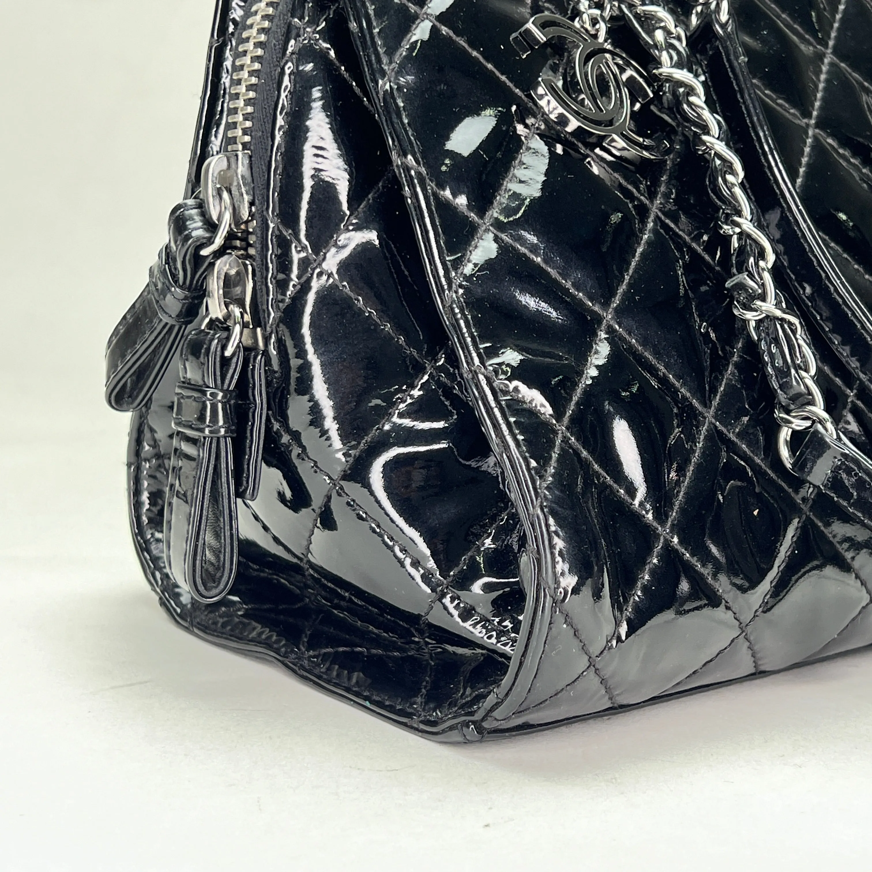 CC Mademoiselle Black Shoulder Bag in Patent Leather, Silver hardware