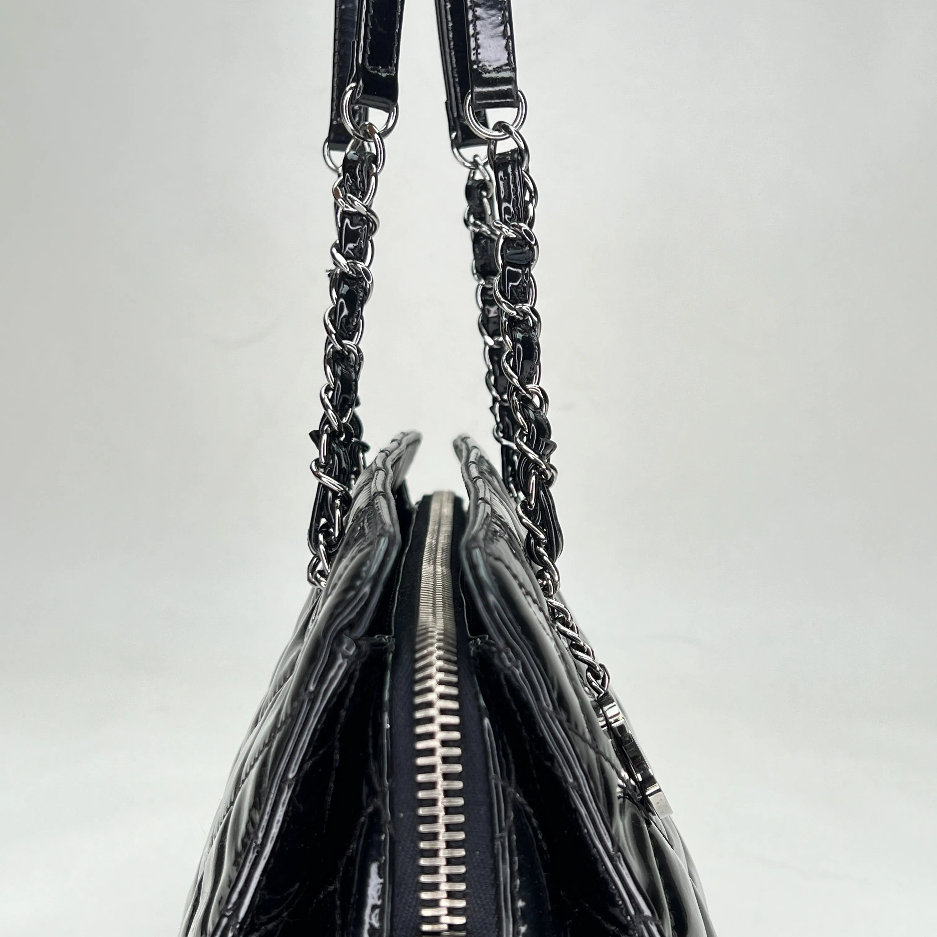 CC Mademoiselle Black Shoulder Bag in Patent Leather, Silver hardware