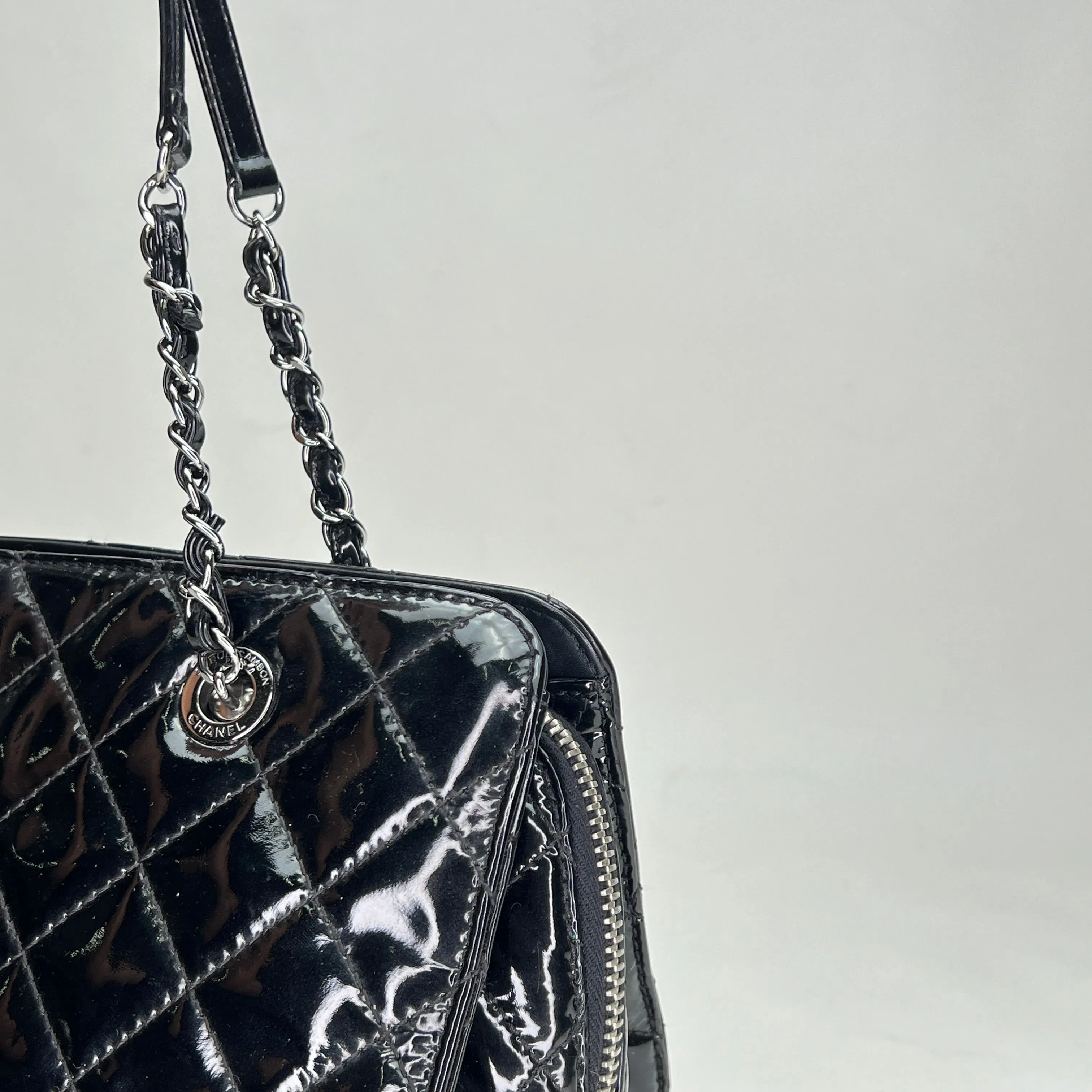 CC Mademoiselle Black Shoulder Bag in Patent Leather, Silver hardware