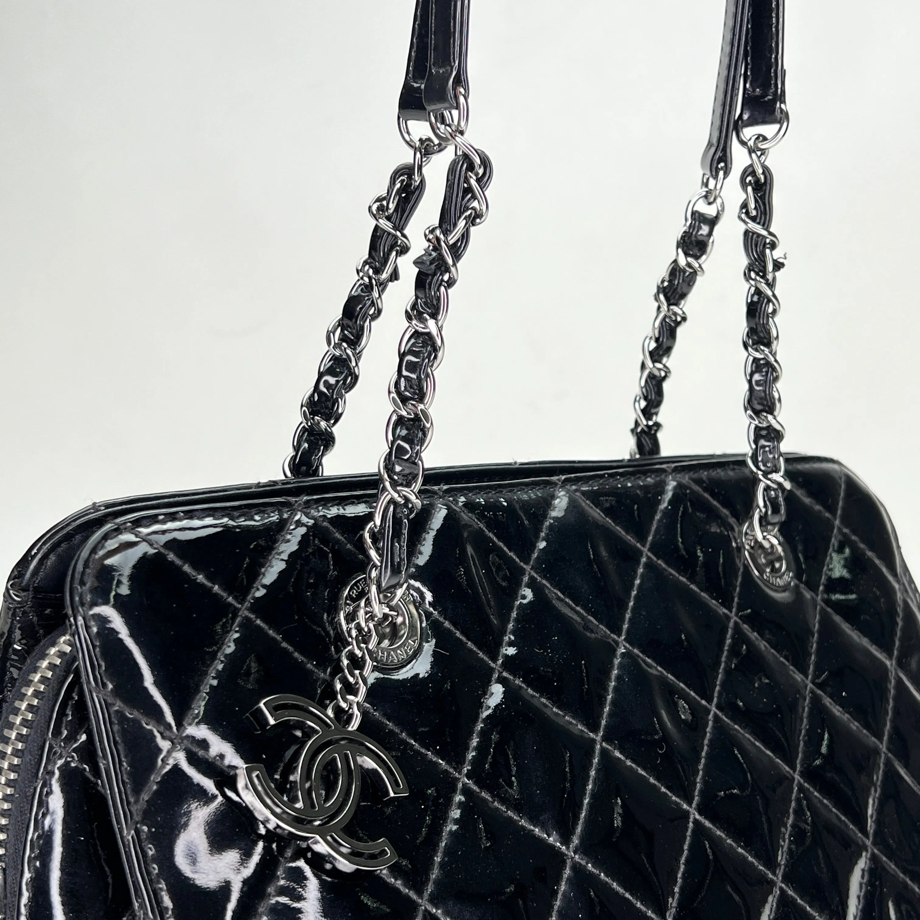 CC Mademoiselle Black Shoulder Bag in Patent Leather, Silver hardware