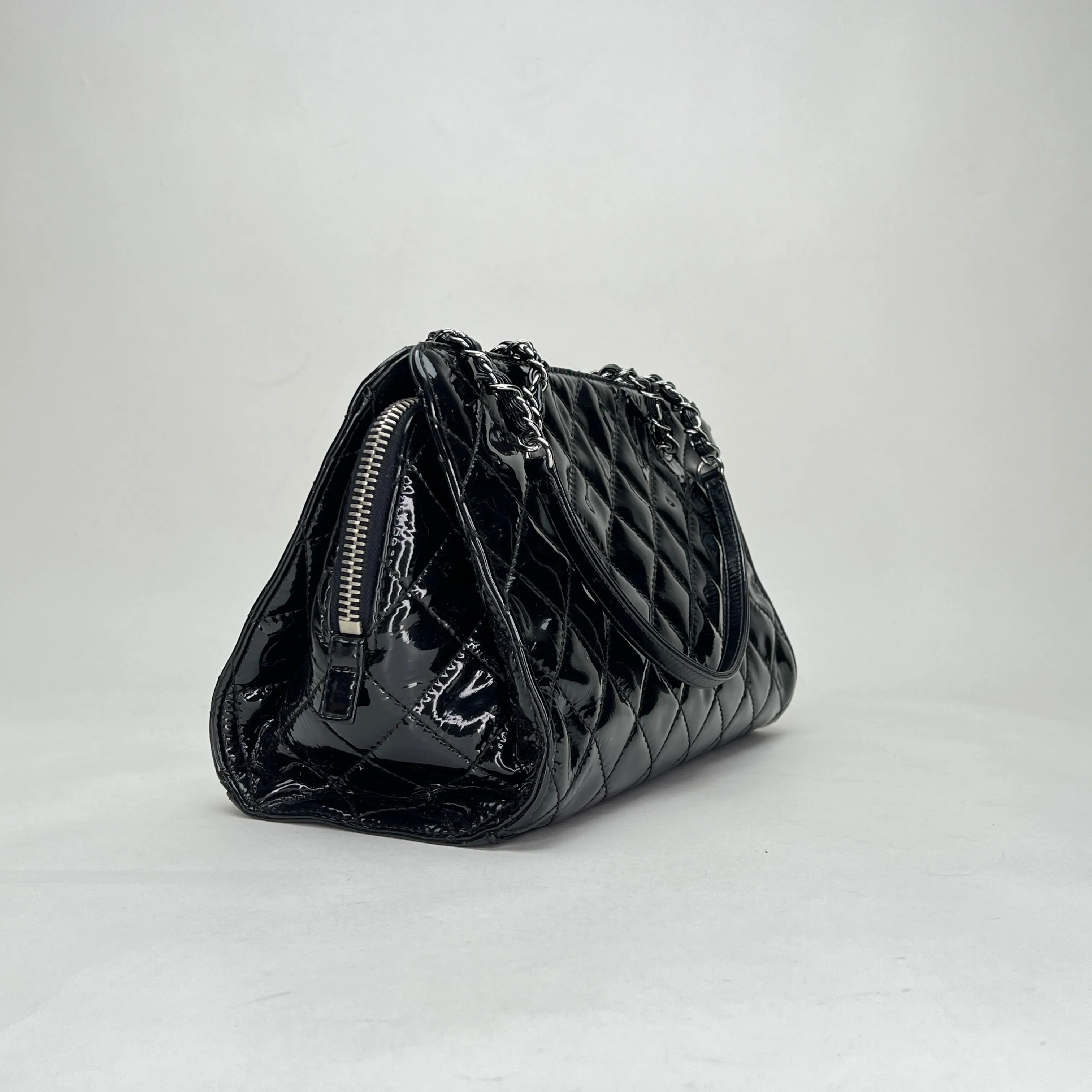 CC Mademoiselle Black Shoulder Bag in Patent Leather, Silver hardware