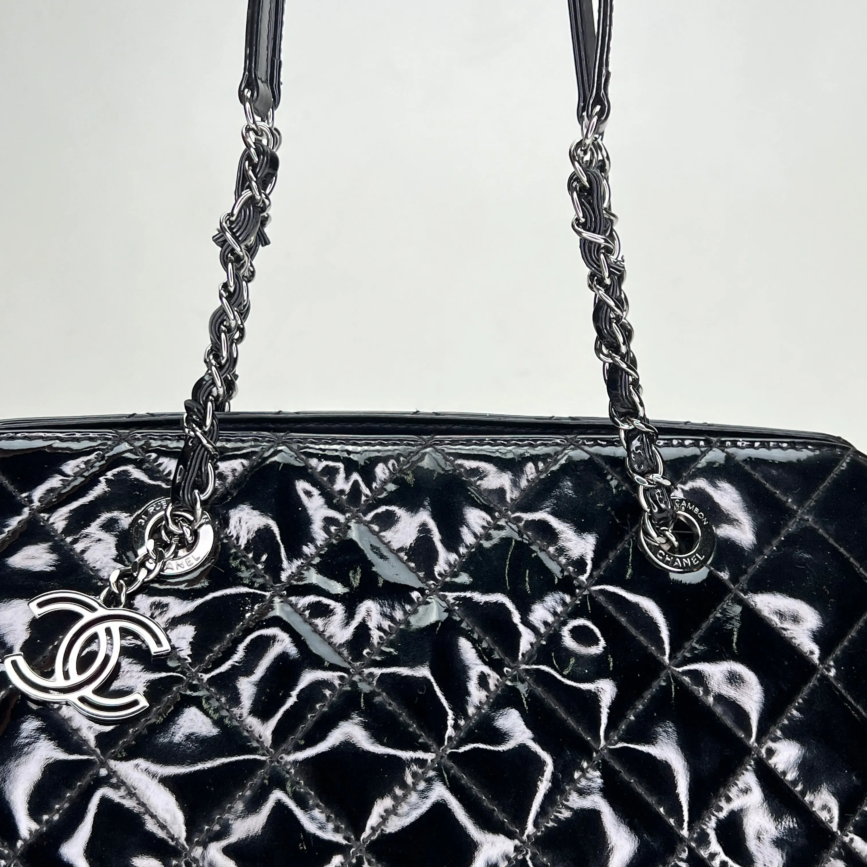 CC Mademoiselle Black Shoulder Bag in Patent Leather, Silver hardware